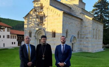 Shefi i OSBE-së në Kosovë: Tokat përreth Manastirit të Deçanit të regjistrohen si pronë e tij