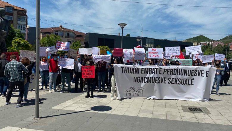 Dhunimi i të miturës në Mitrovicë, protestohet me moton “Thuani emrat e përdhunuesve dhe ngacmuesve seksual”