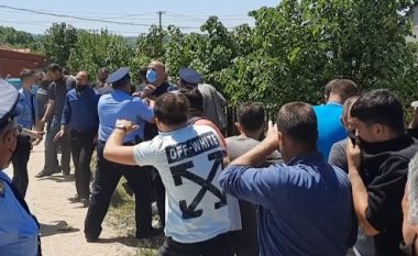 Përplasje mes policisë dhe banorëve në Shipashnicë të Kamenicës lidhur me mbylljen e një shkolle, reagon Qëndron Kastrati