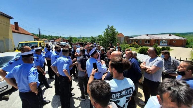 Policia deklarohet për situatën në Kamenicë, konfirmon se u përdor sprej në drejtim të banorëve