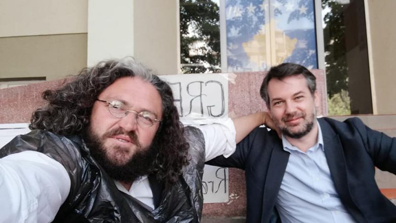 Artisti Plakolli nis grevën e urisë para MKRS, ministri Çeku ulet dhe bisedon me të