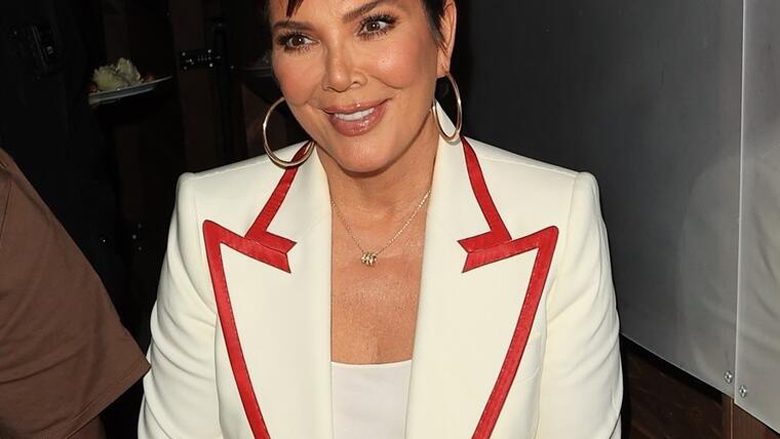 Kris Jenner u ka dhënë një detyrë të gjitha grave me stil: Kombinimi i këtyre dy ngjyrave është një sukses i plotë!