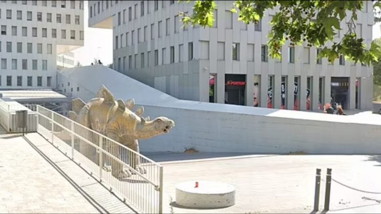 I kishte rënë telefoni nga xhepi, burri nga Katalunia u fut në skulpturën e dinozaurit për ta marrë – ngec brenda dhe humb jetën