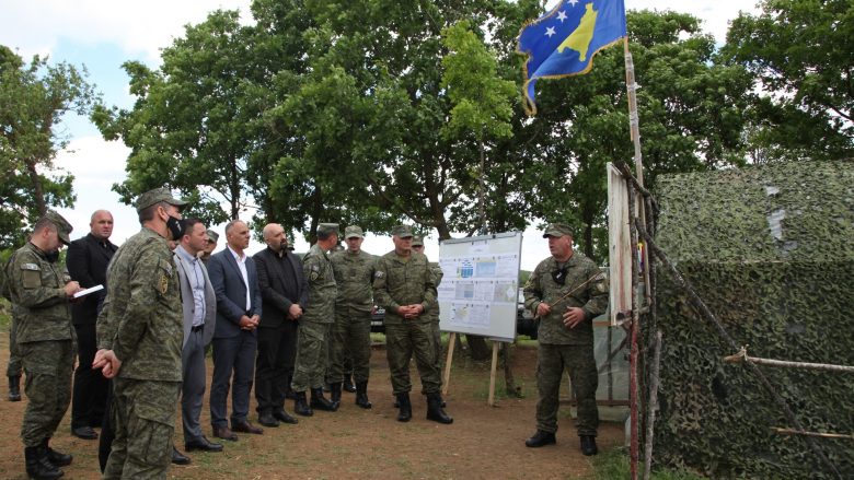 Mehaj inspektoi njësinë e FSK-së në operacionin e deminimit në Seçishtë të Hani të Elezit