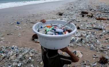 Njëzet firma prodhojnë 55% të mbetjeve plastike në botë, zbulon një raport