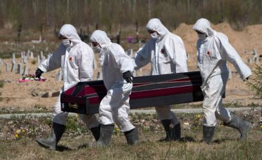 “Economist”: 10 milionë më shumë njerëz vdiqën në pandemi se zakonisht