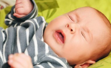 Bebe me hundë të bllokuara; Si t’i ndihmojmë?