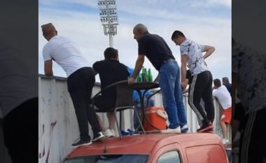 Nuk u lejuan të hyjnë në fushë, kroatët gjejnë një mënyrë për të parë një ndeshje futbolli – nuk u munguan as pijet e ftohta