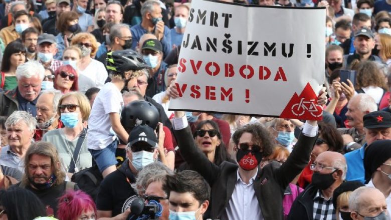 Protestë masive në Lubjanë, protestuesit i dëshirojnë vdekjen kryeministrit Jansa