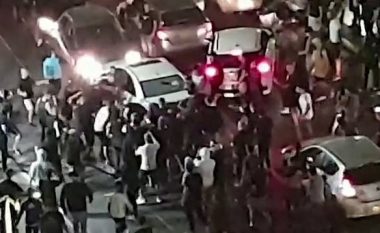 Një turmë izraelitësh nxjerrin nga makina dhe e rrahin arabin, derisa mbeti i palëvizur në tokë – pamjet u publikuan Live nga televizioni izraelit