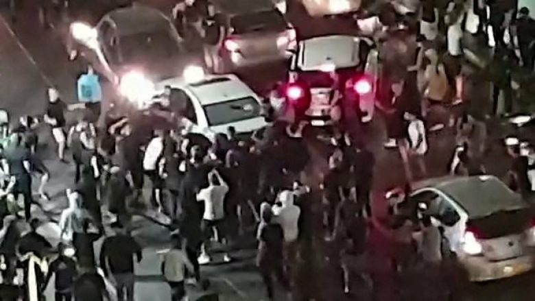 Një turmë izraelitësh nxjerrin nga makina dhe e rrahin arabin, derisa mbeti i palëvizur në tokë – pamjet u publikuan Live nga televizioni izraelit