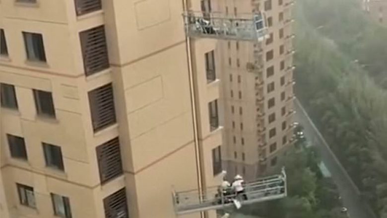 Pastruesit e dritareve në një shumëkatëshe “përplasen disa herë për ndërtesë”, gjatë një stuhie të fuqishme në Kinë