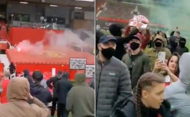 Para derbit me Liverpoolin - tifozët e Manchester United futen në stadium me protesta të ashpra
