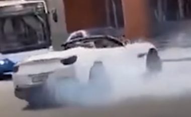 Ua “qiti tymin rrotave” në mes të qytetit, pronari australian rrezikon të mbetet pa Ferrarin e tij