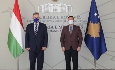 Ministri i Mbrojtjes, Armend Mehaj dhe ambasadori hungarez flasin për sigurinë në rajon