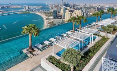Në Dubai hapet një pishinë në katin e 77-të