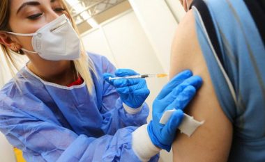 Paralajmëron eksperti gjerman: Mund të kemi nevojë për një dozë të tretë të vaksinës kundër COVID-19