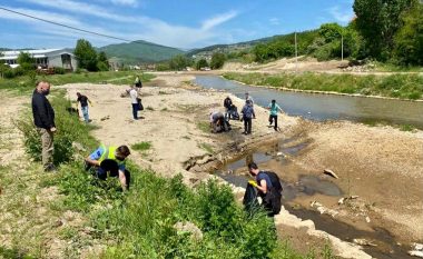 Nis aksioni për pastrimin e lumit në Kamenicë