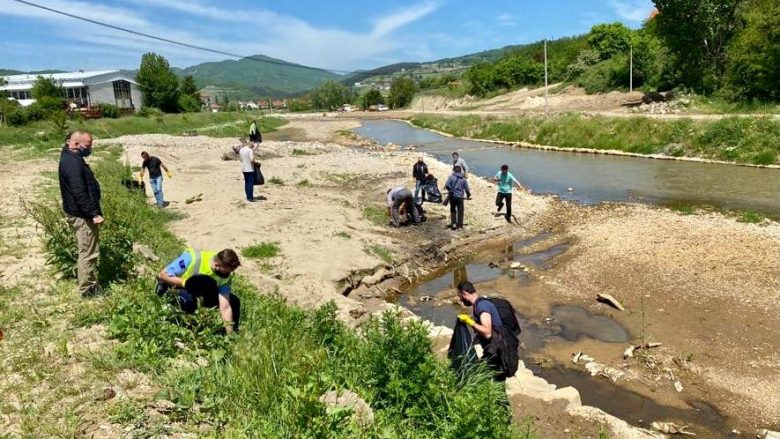 Nis aksioni për pastrimin e lumit në Kamenicë