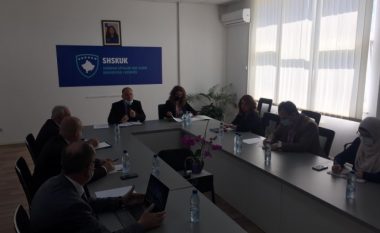 Fillon takimi i deputetëve me drejtorin e ShSKUK-së, Valbon Krasniqi