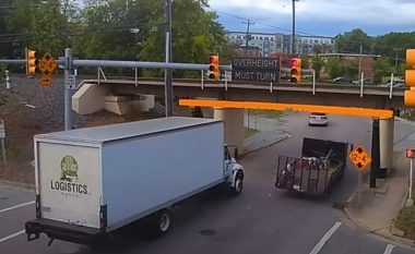 Ai u përpoq të futet me kamion nën urën e trenit, por përfundoi me një “kulm kamioni të palosur si një kapak kanaçe”