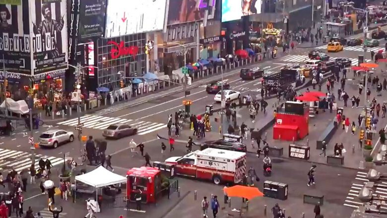 Publikohen pamjet policore të të shtënave me armë në Time Square të New Yorkut