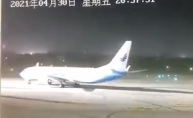 Erërat e forta në Kinë arrijnë ta ‘rrotullojnë’ edhe aeroplanin – pamje dramatike të stuhisë që ka përshkuar vendin