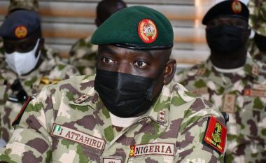 Gjenerali i ushtrisë së Nigerisë dhe 10 oficerë të tjerë vdiqën pas përplasjes së aeroplanit
