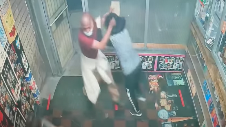 Burri në SHBA rrahu brutalisht dy gra aziatike, ai hyri në dyqan si dhe i goditi ato me tullë