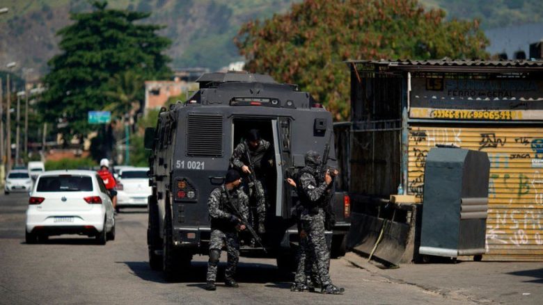 Shkëmbim zjarri mes një bande dhe policisë në Rio de Janeiro, vriten të paktën 25 persona