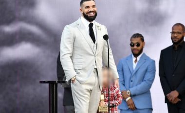 Drake shoqërohet nga djali në “Billboard Music Awards 2021”, ndërsa fitoi çmimin “Artisti i dekadës”