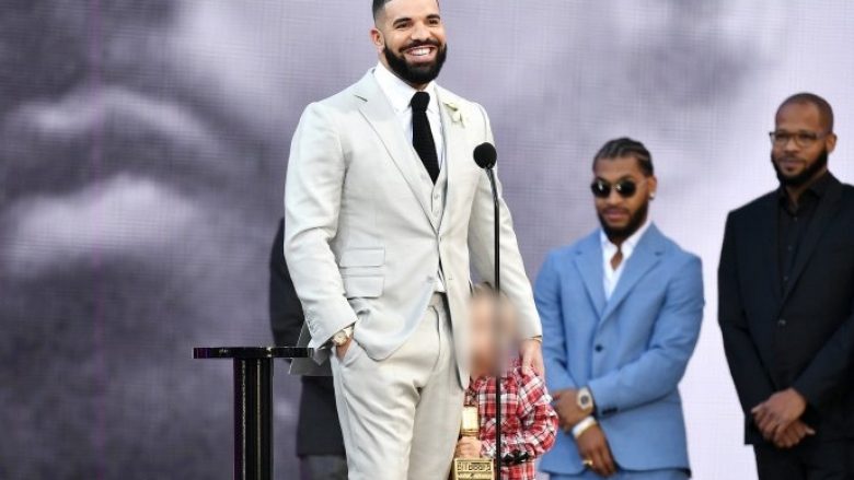 Drake shoqërohet nga djali në “Billboard Music Awards 2021”, ndërsa fitoi çmimin “Artisti i dekadës”