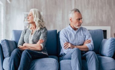 Arsyet më të zakonshme qojnë drejt divorcit te çiftet e moshuara
