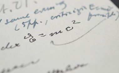 Letra e Ajnshtajnit ku shkroi ekuacionin e famshëm E=mc2, shitet në ankand për 1.2 milion dollarë