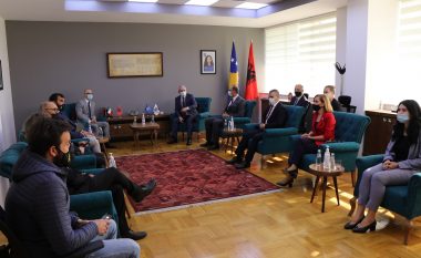 Ministri Sveçla priti në takim ekipet e tre shteteve që morën pjesë në konfiskimin e drogës në Lipjan