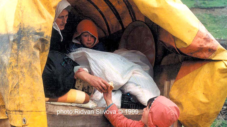 T’i ushqesh fëmijët nën flakën e luftës – rrëfimi i gruas që pas 22 vitesh e gjeti veten në fotografinë e 19 prillit 1999