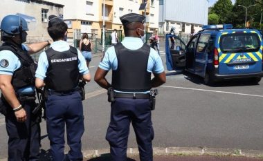 Franca në kërkim të ish-ushtarit të armatosur që gjuajti në drejtim të policisë – gjithçka ndodhi kur burri ‘vizitoi’ shtëpinë e ish-partneres