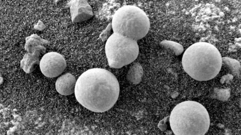 Shkencëtarët besojnë se këto fotografi paraqesin kërpudhat në Mars