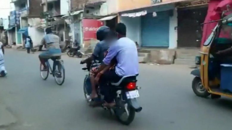 Burri në Indi u detyrua të ‘transportonte’ me motor kufomën e nënës së tij për në krematorium