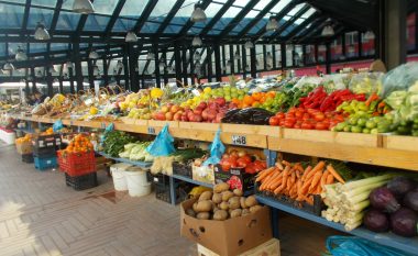 Ngadalësohet inflacioni në Shqipëri, por çmimet e ushqimeve mbeten të larta