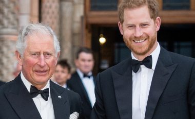 Princi Harry flet për marrëdhënien e tensionuar me të atin: Ai më trajton mua ashtu siç e trajtuan prindërit e tij atë