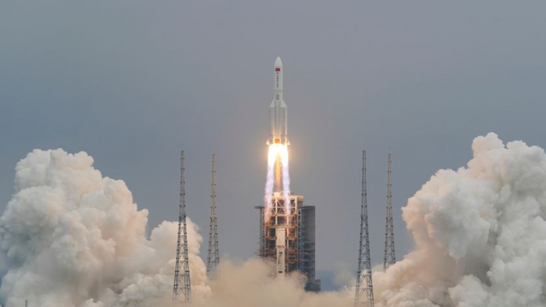 Mbetjet e raketës kineze pritet të hyjnë në atmosferë gjatë së shtunës vonë, ose mëngjesin e së dielës