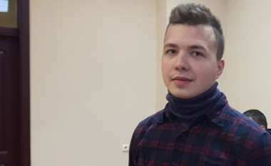 Qeveria e Lukashenkos arreston gazetarin bjellorus Raman Pratasevich – kishte raportuar për protestat e opozitës