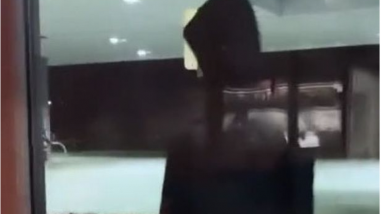I shfaqet një person te dritarja i veshur me mantel të zi – reagimi i punëtores së restorantit është i habitshëm