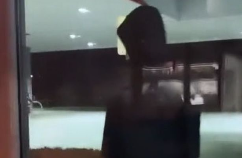 I shfaqet një person te dritarja i veshur me mantel të zi – reagimi i punëtores së restorantit është i habitshëm