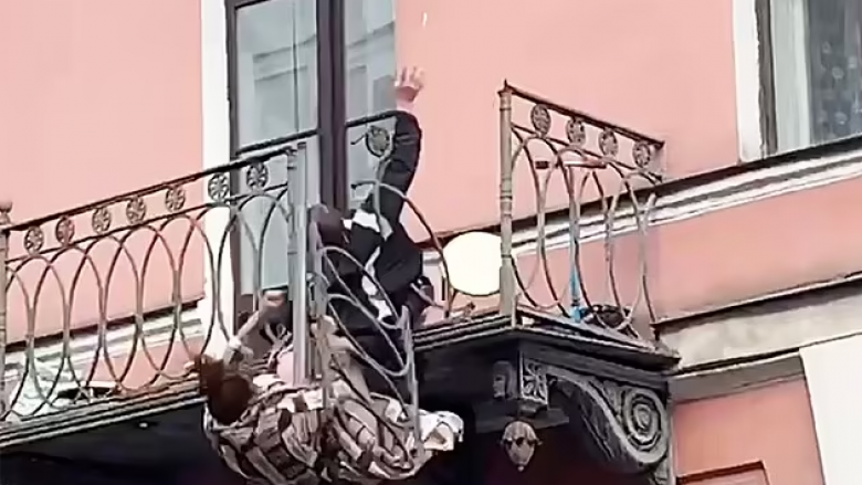Çifti në Rusi bie nga ballkoni i apartamentit të tyre, pas fjalosjes që kishin disa çaste para incidentit – videoja kapi momentin dramatik