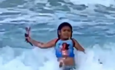 Tmerrohet vajza, tmerrohet e ëma – ndërsa peshkaqeni po “sillej vërdallë” vogëlushes, në një plazh në Havai