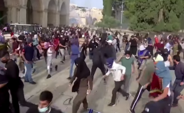 Më shumë se 180 të plagosur ndërsa policia izraelite përplaset me palestinezët në Jerusalem