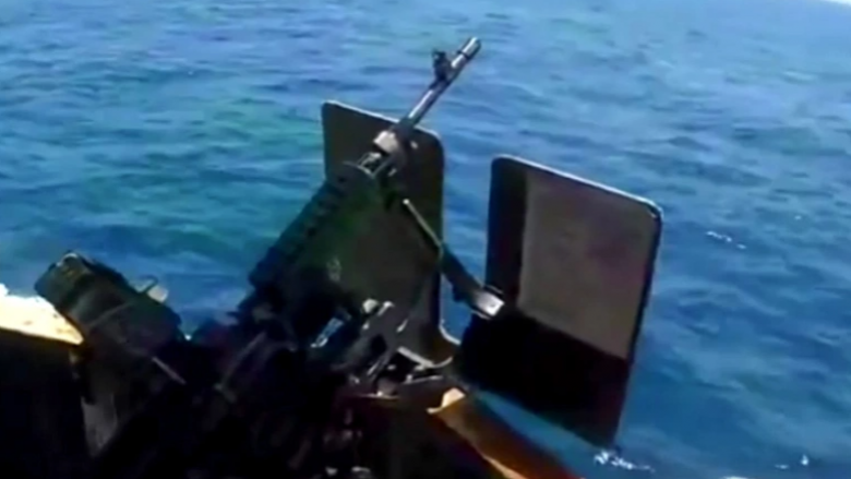Rojet bregdetare amerikane reaguan me 30 të shtëna paralajmëruese në drejtim të anijes iraniane – thotë Pentagoni