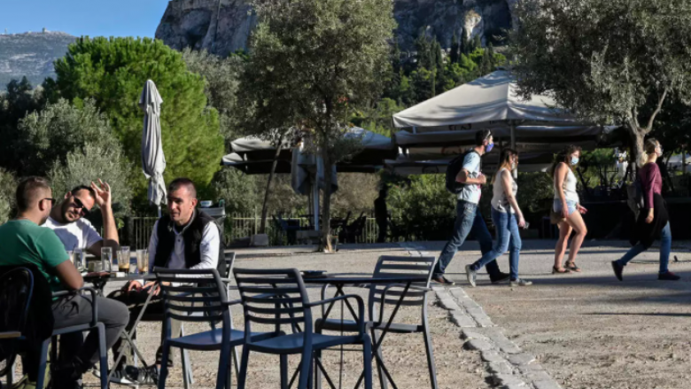 Greqia rihap tarracat e restoranteve dhe kafeneve – pas gjashtë muajsh bllokimi si pasojë e Covid-19